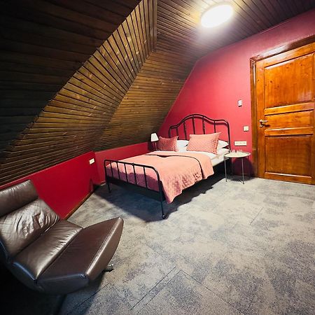 Broken Bed Hootel Kaunas Ngoại thất bức ảnh