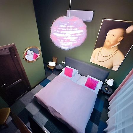 Broken Bed Hootel Kaunas Ngoại thất bức ảnh