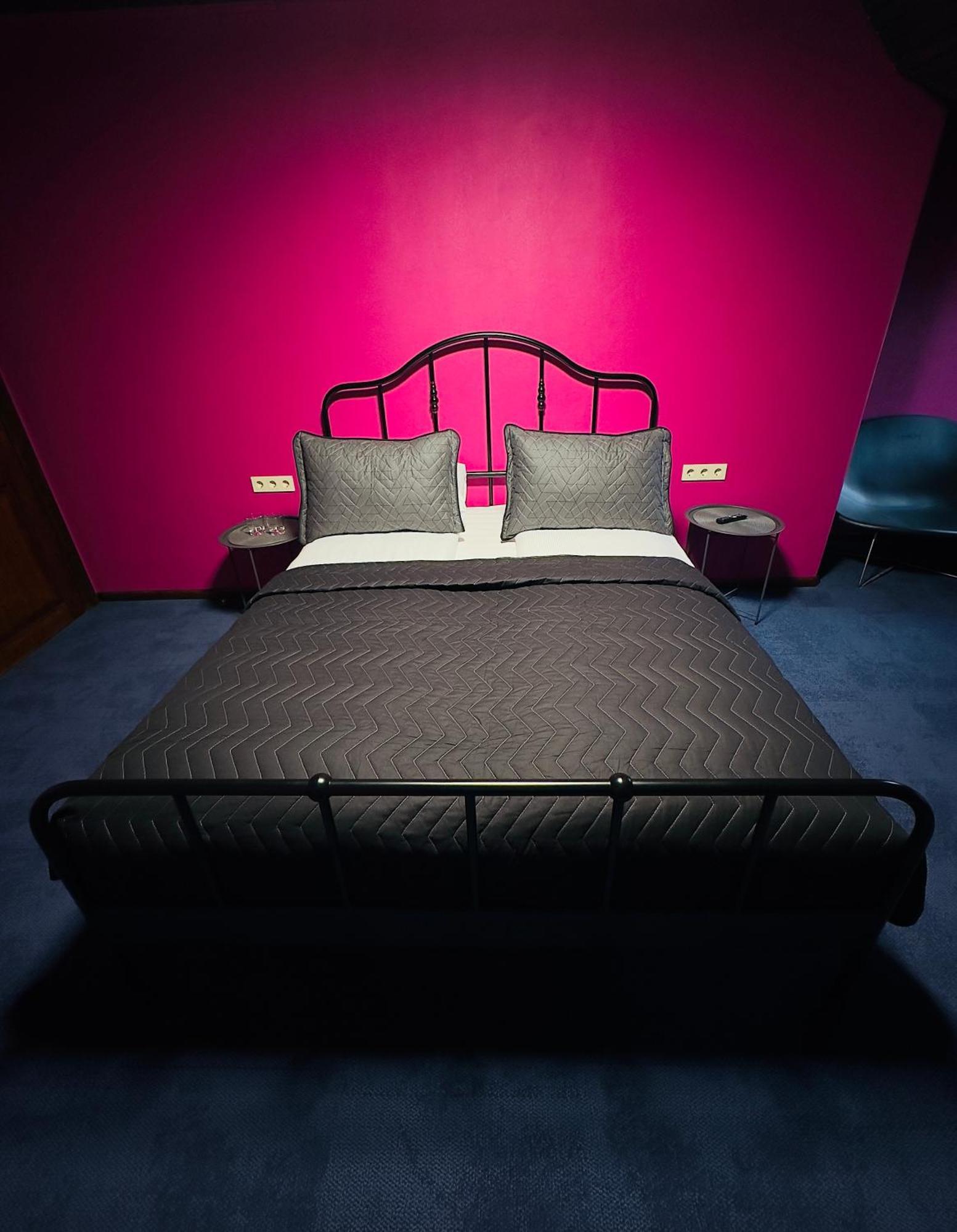 Broken Bed Hootel Kaunas Ngoại thất bức ảnh