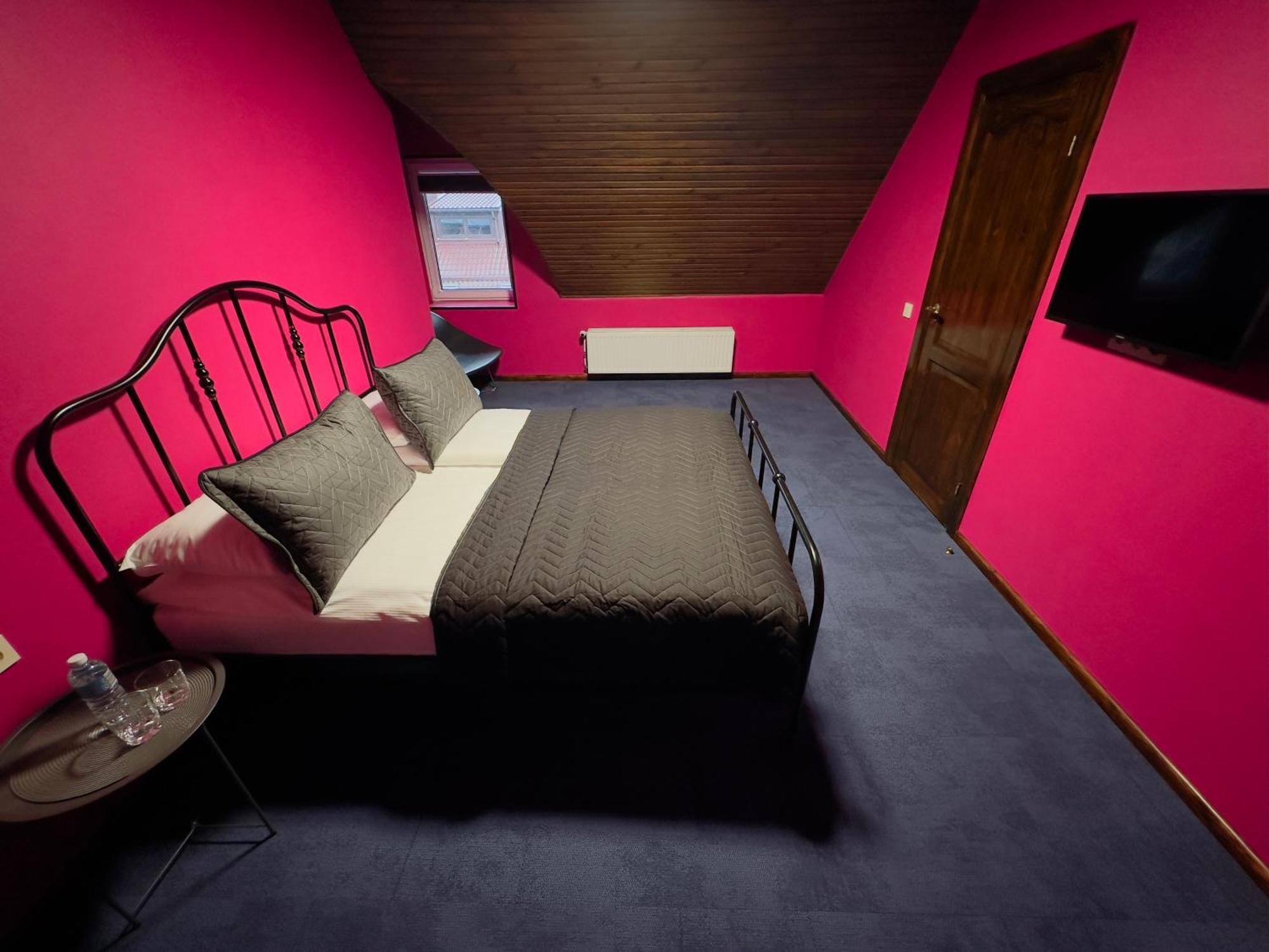Broken Bed Hootel Kaunas Ngoại thất bức ảnh