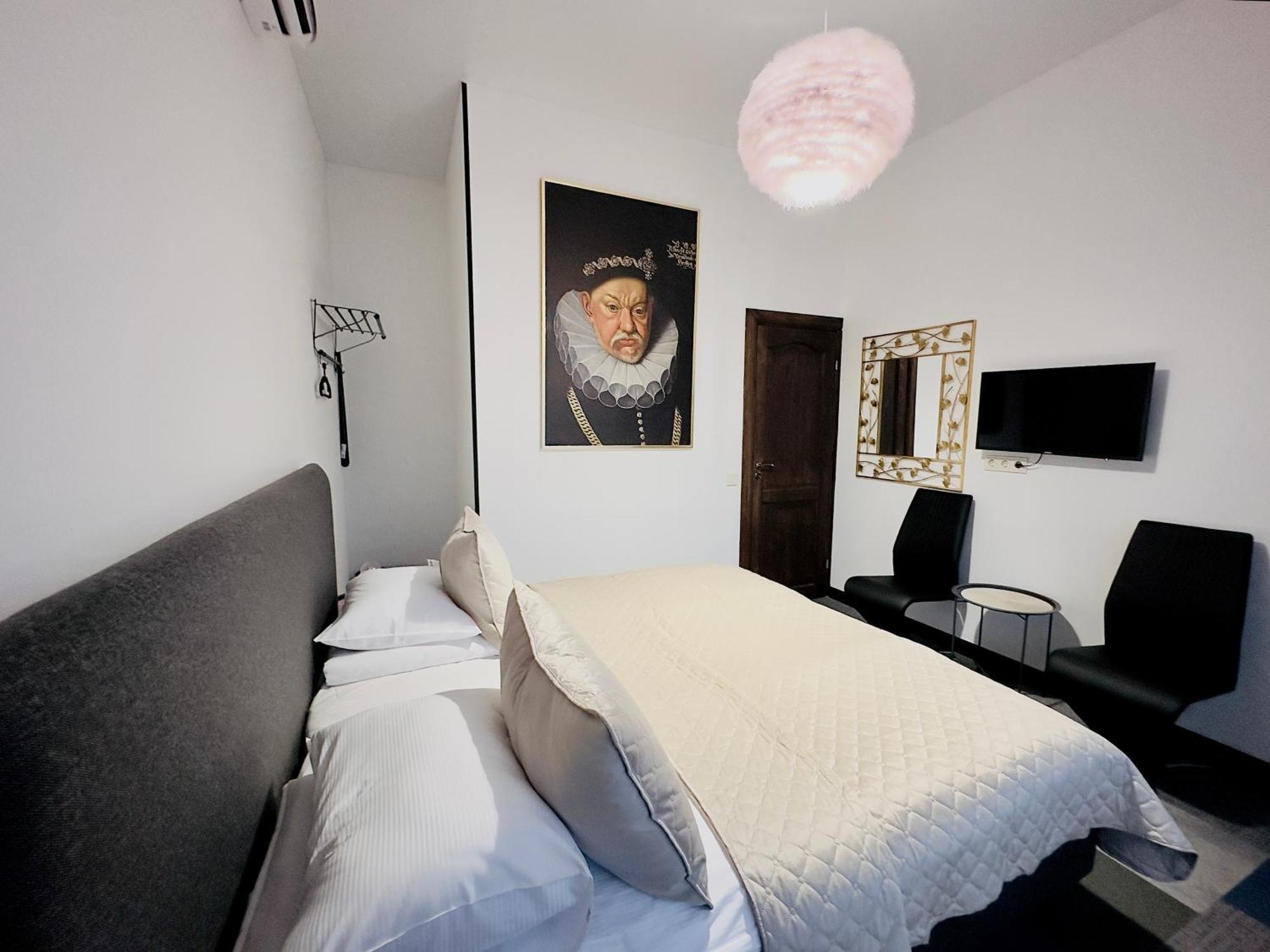 Broken Bed Hootel Kaunas Ngoại thất bức ảnh