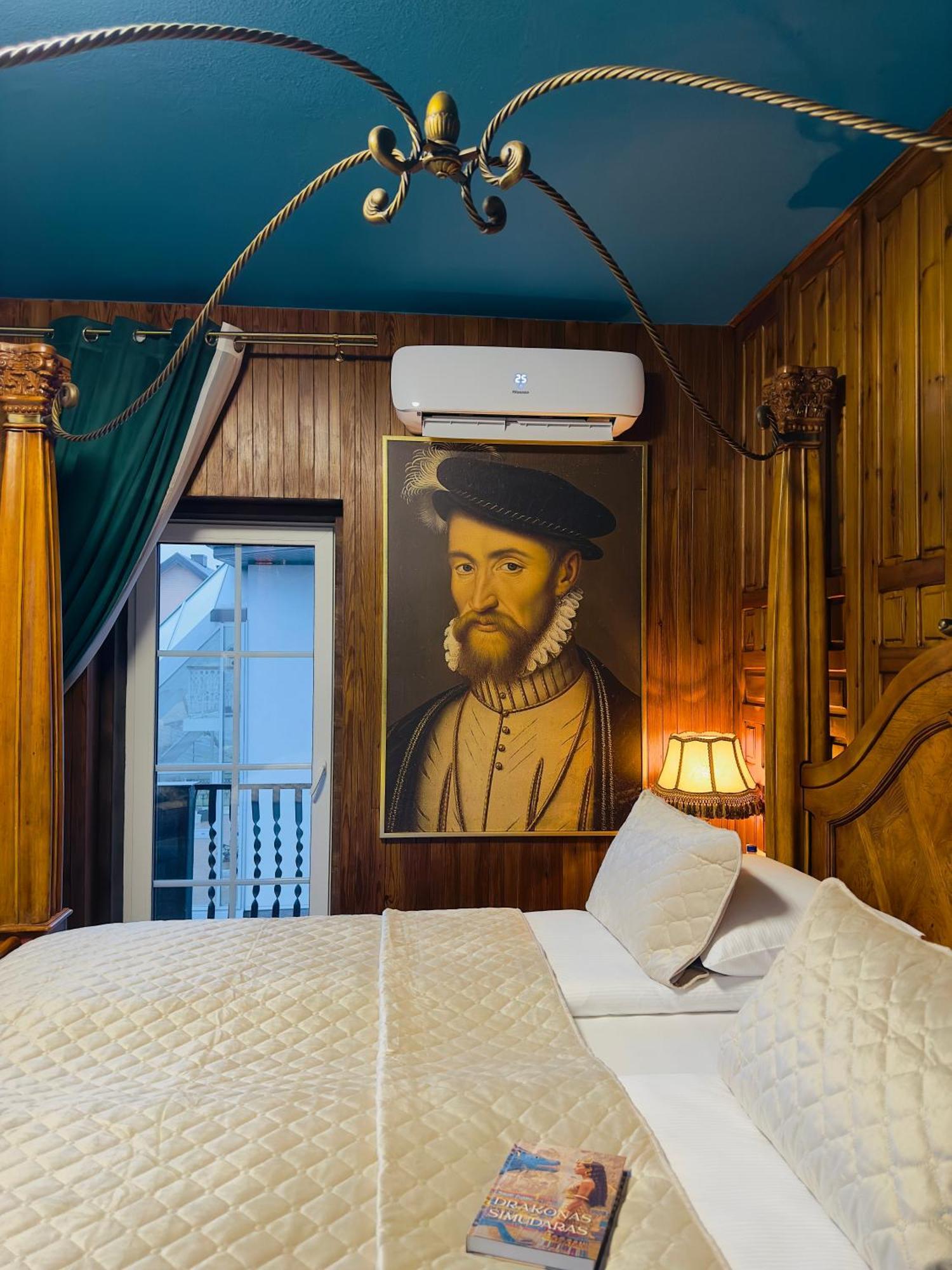 Broken Bed Hootel Kaunas Ngoại thất bức ảnh