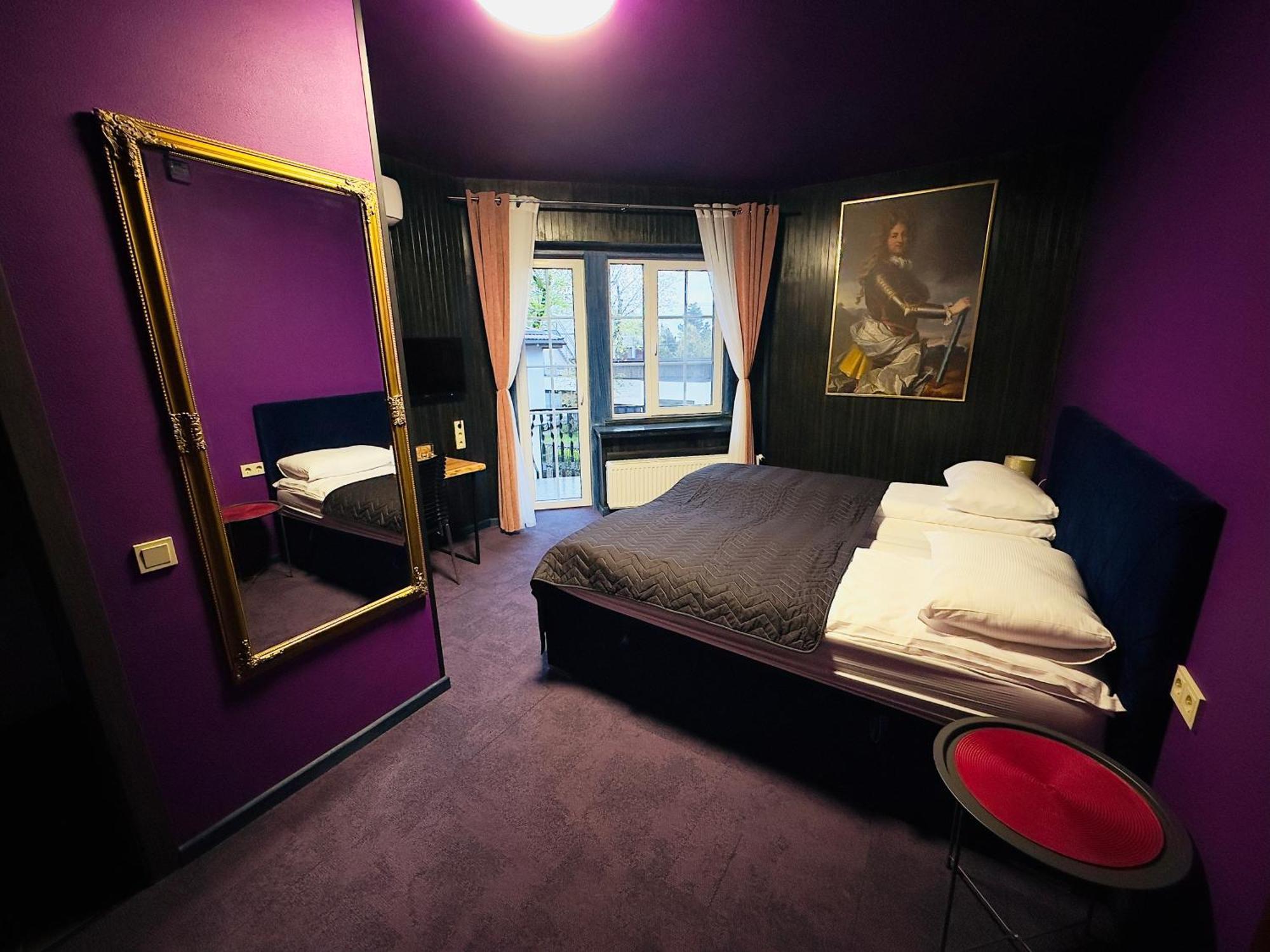 Broken Bed Hootel Kaunas Ngoại thất bức ảnh