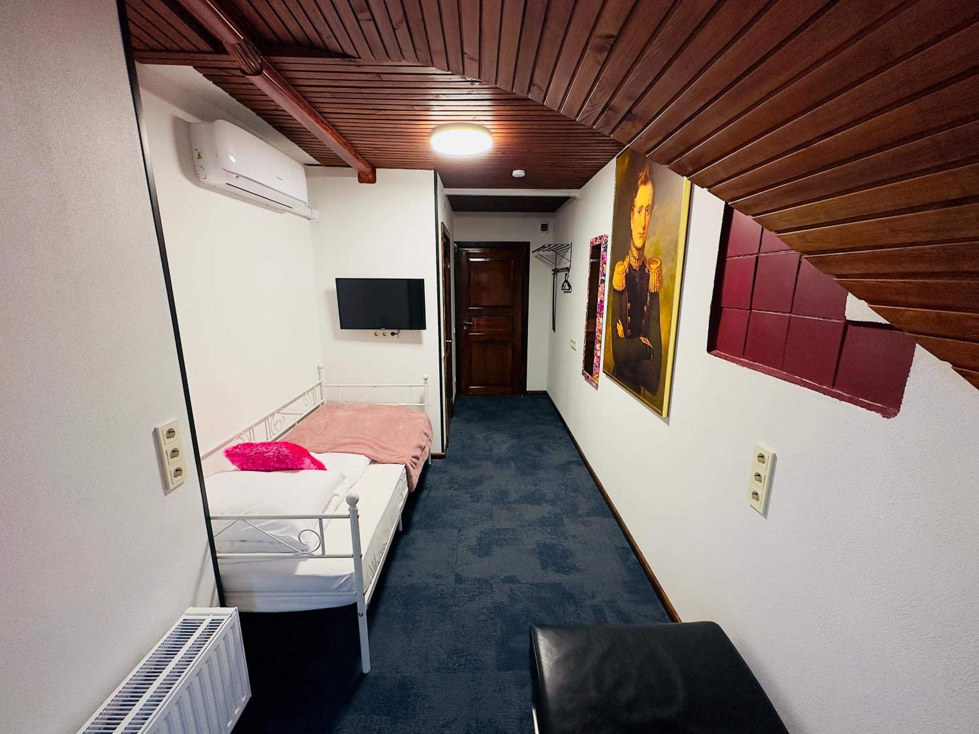Broken Bed Hootel Kaunas Ngoại thất bức ảnh