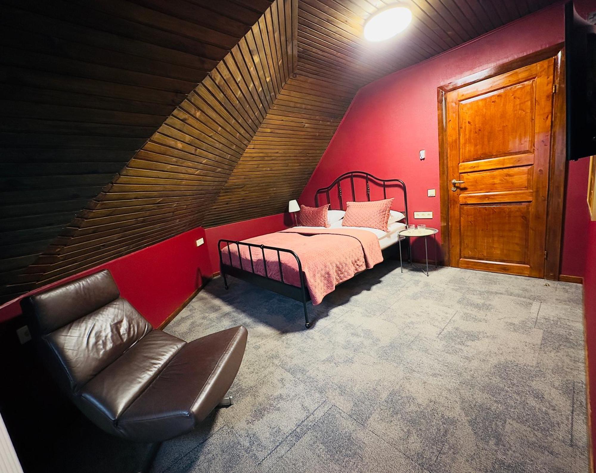 Broken Bed Hootel Kaunas Ngoại thất bức ảnh