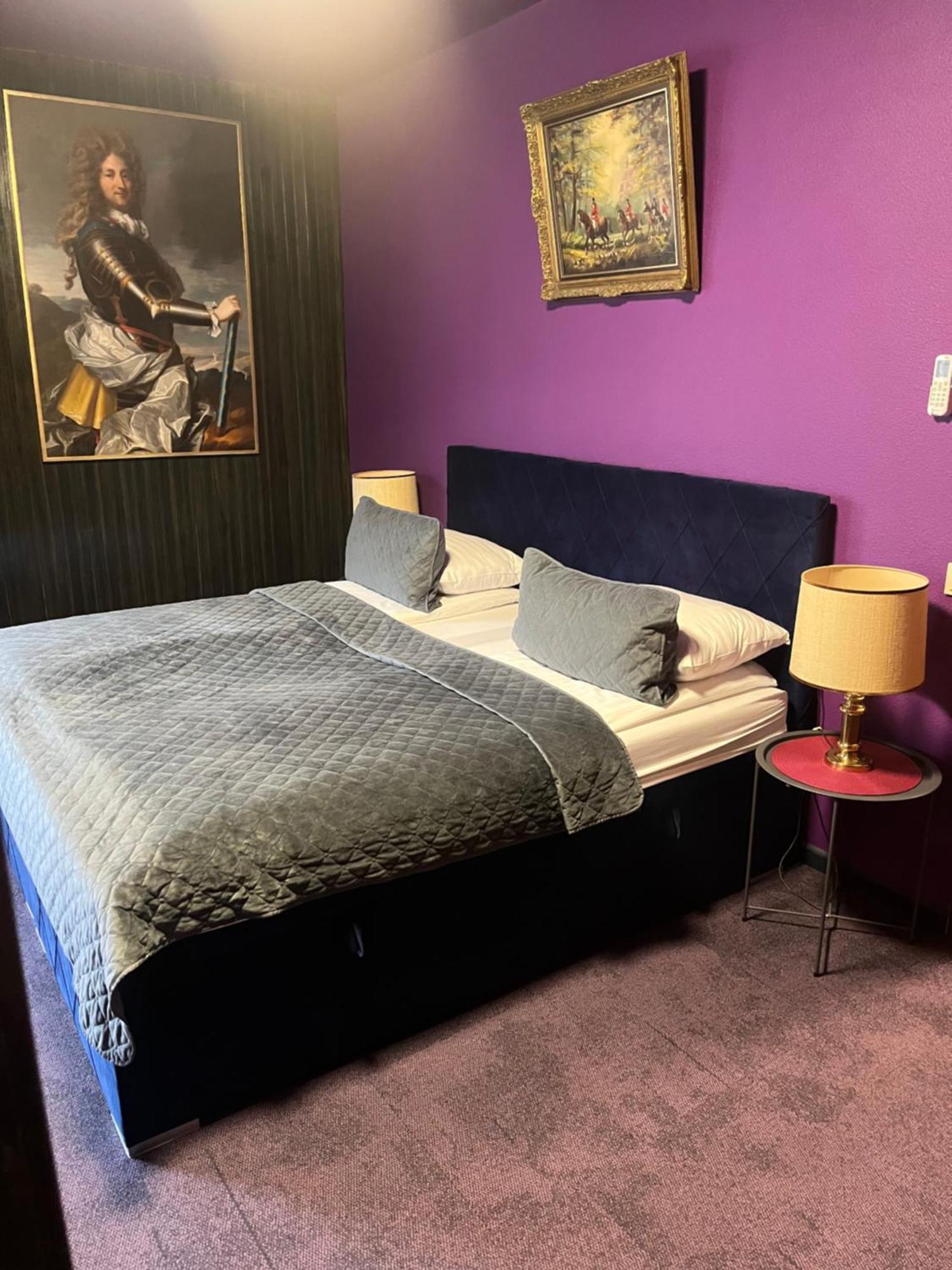 Broken Bed Hootel Kaunas Ngoại thất bức ảnh