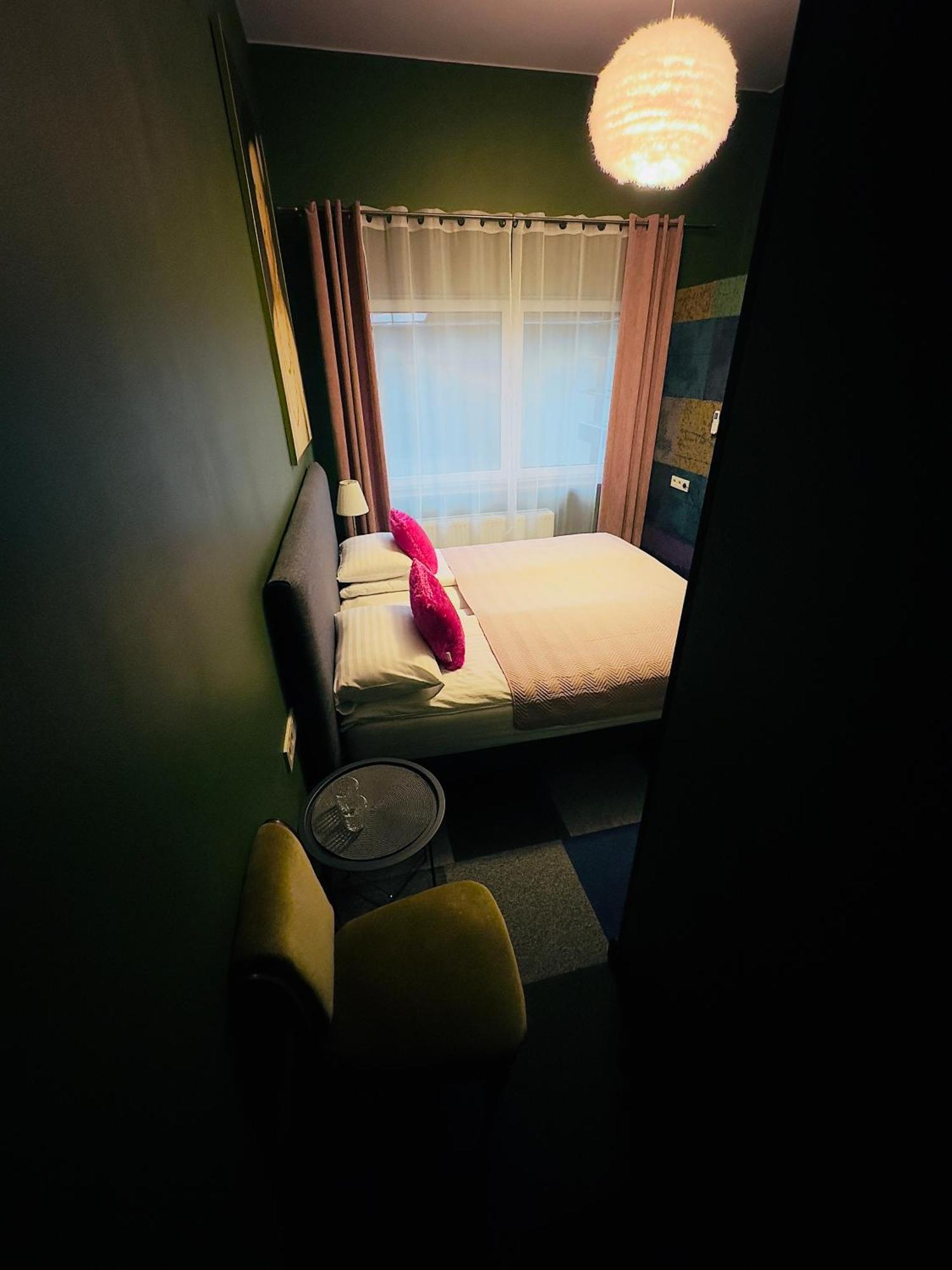 Broken Bed Hootel Kaunas Ngoại thất bức ảnh