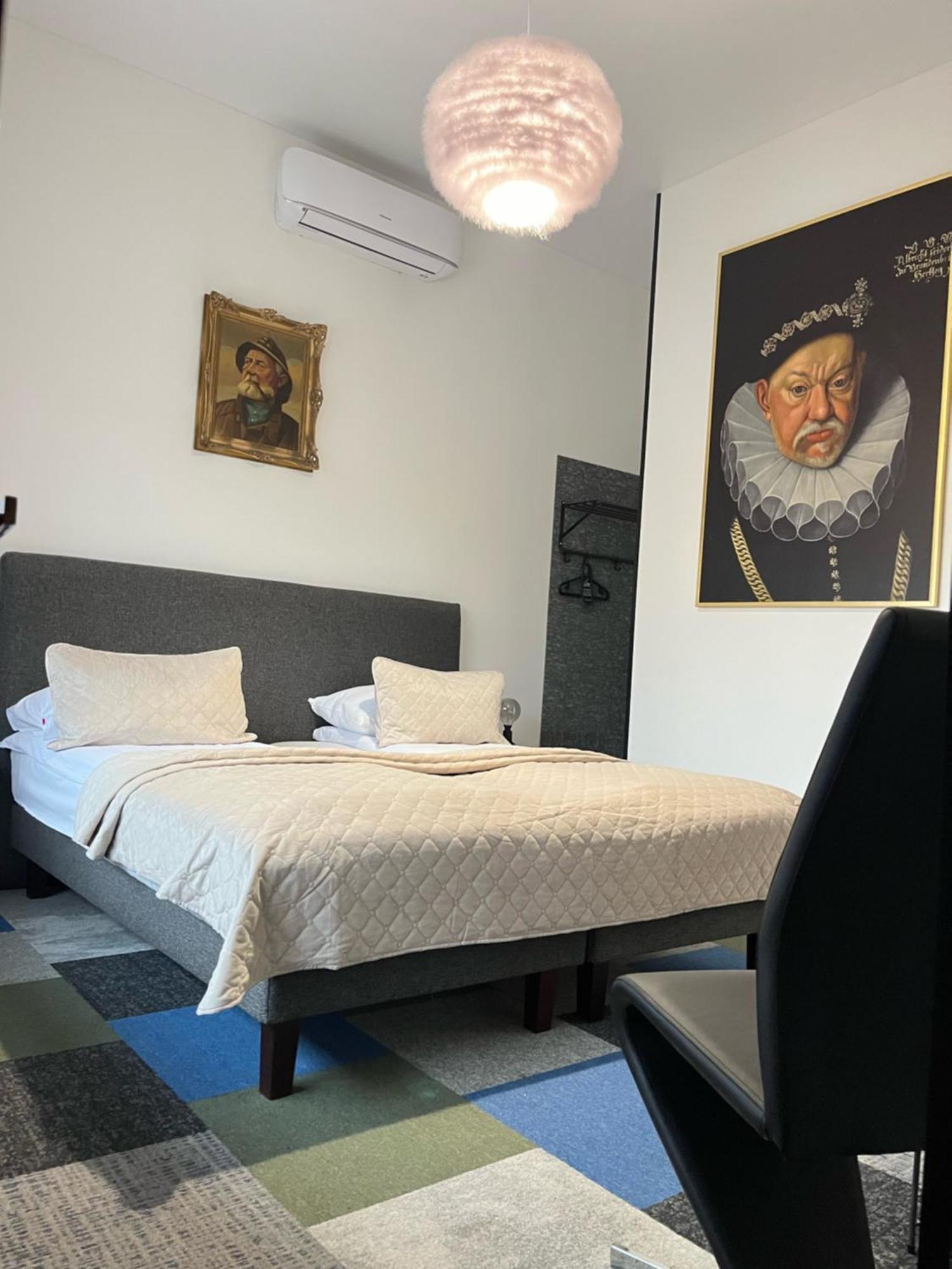Broken Bed Hootel Kaunas Ngoại thất bức ảnh