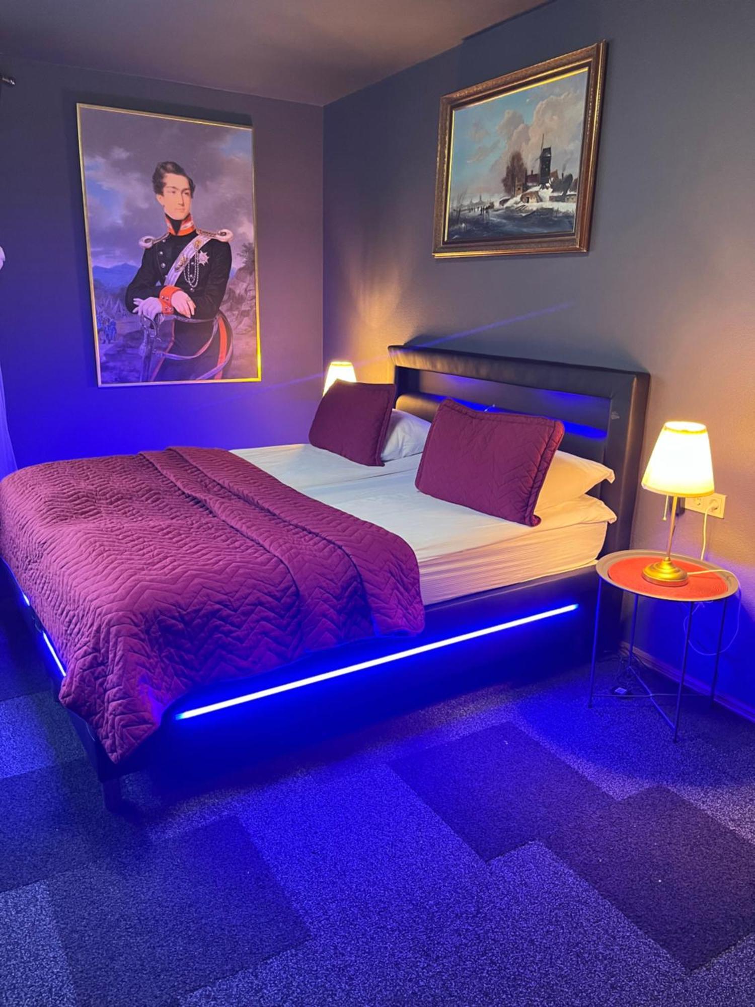 Broken Bed Hootel Kaunas Ngoại thất bức ảnh